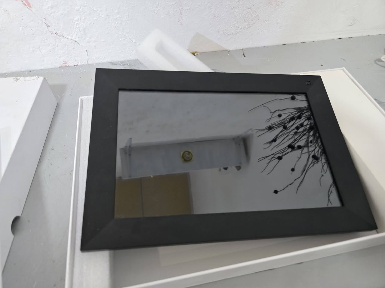 شاشة عرض رقمية ذكية: تعرض الصور والفيديو بدقة عالية وبشكل متتابع (Slideshow).
ربط عبر الواي فاي (Wi-Fi Cloud): يمكنك إرسال الصور ومقاطع الفيديو مباشرة من هاتفك الذكي إلى الإطار من أي مكان وفي أي وقت عن طريق التطبيق المخصص.
مشاركة لحظية: ممتاز لحفظ وتوثيق الذكريات العائلية والمناسبات وتحديث الصور أولاً بأول.
مناسب جداً كهدية: خيار مميز جداً للأقارب، الأصدقاء، أو لتزيين المكتب والمنزل بأجمل الذكريات.

السعر 65 وبي مجال

***********
