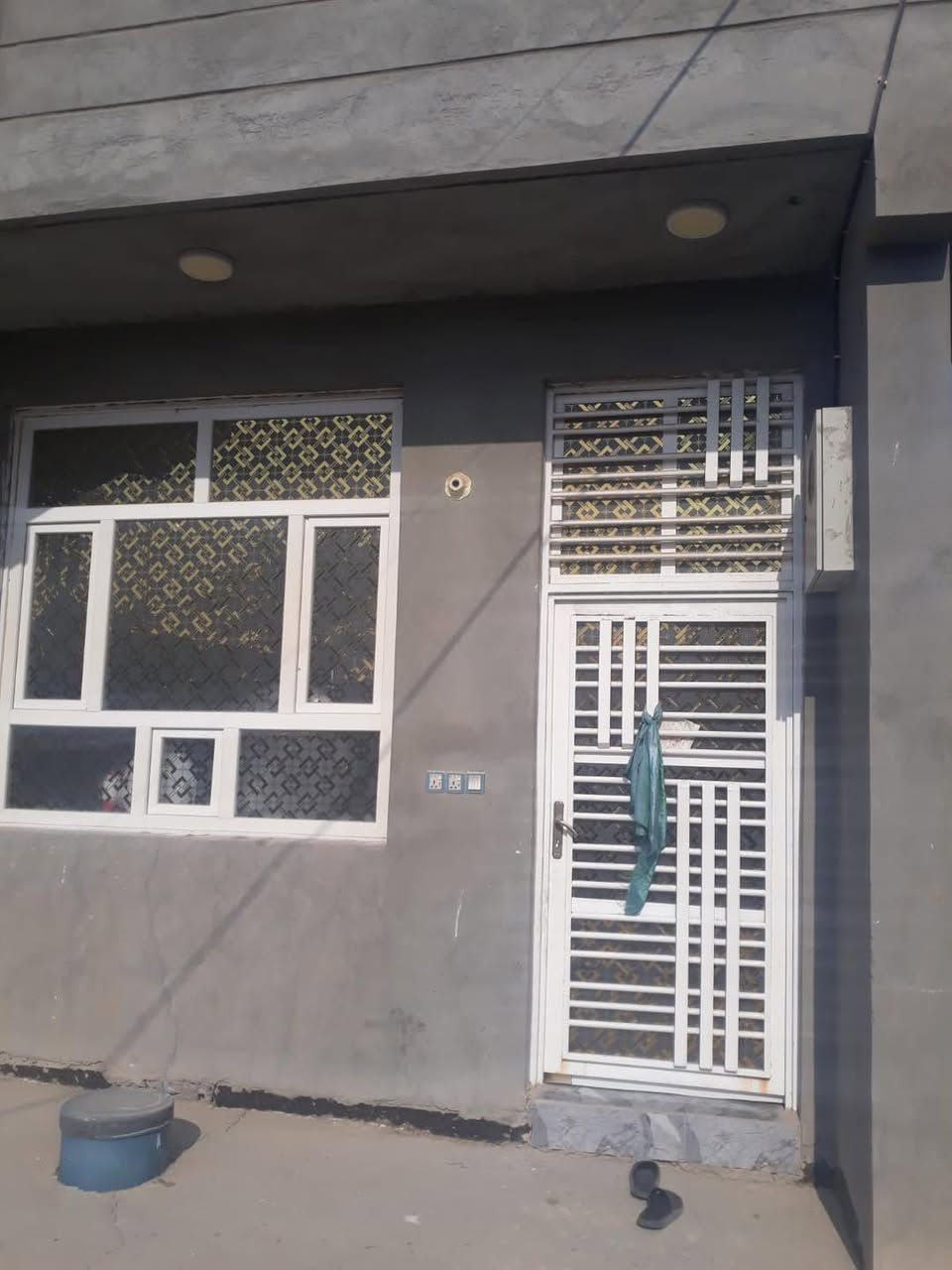 🏠 / دار للبيع مساحة ٣٣٥م طابو زراعي سند ٢٥

البناء يحتوي على مطبخ . هول . أستقبال . غرفتين . مجمع صحي داخلي و خارجي. كراج . حديقة 

الموقع🌏 / البو حمير/يبعد عن الشارع العام مال البو حمير 30م

للأستفسار مراسلة الصفحة او الاتصال على الأرقام التالية 
***********
***********
