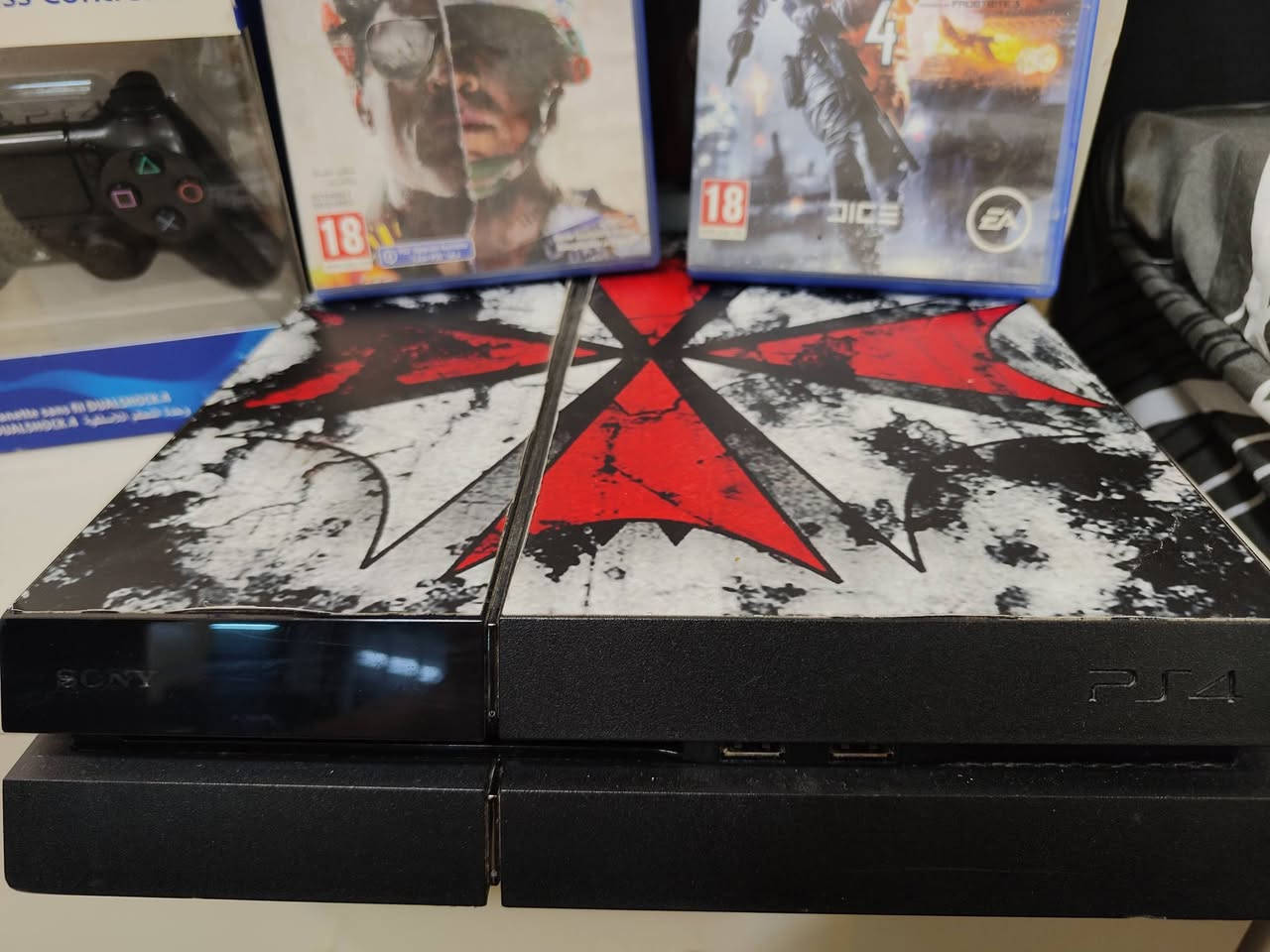 سلام عليكم 

Ps4 fat 500gb 

وياها حسابي الشخصي من 2014 عندي اشتريته وكارتونته وغراضه البلاديه كله باقي 
مفتوح فقط بيدي مبدل معجون حراري مابي صوت مراوح ولا شي استخدامه الكلي 4 سنوات فقط لان اشتريت حاسبه

الحساب بي فوك 150 لعبه 
الى 200 لعبه
وبي 8$ دولارات 
وياها اقراص اثنين هديه

السعر كلي 250 الف ويا الحساب وبي مجال

***********
