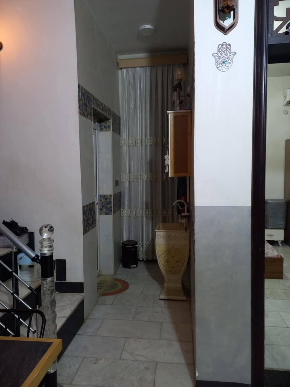 🏠 / دار للبيع مساحة 100 م    (طابو صرف)واجهه 7.75 نزال 13  شبه مربع             
🧱 الدار ((ركن)) متكون من طابقين بناء ٢٠٢٢                 
الطابق الاول/ استقبال + هول +مطبخ+ غرفة نوم +مجمع صحيات.
الطابق الثاني /(2) غرف نوم   مجمع صحيات.بيتونه  
🌎 الموقع /  حي المحاربين ..شارع مطعم الامراء (( ركن  ))  موقع مميز  
للأستفسار اكثر  مراجعة 
#مكتب_الحسيني_للعقار_ بداية شارع الحسينية من اتجاه شارع 60 مقابل اسواق سيد ماركت ثالث بنايه على اليسار او الاتصال 
 *********** واتس+اتصال
***********
