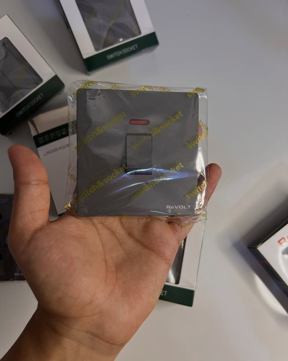 طقم كامل من المفاتيح والسويجات لون رمادي

📦 البيع بالكارتون الكامل فقط: 100 قطعة

المتوفر:
🔹 مفاتيح إنارة (أحادي - ثنائي - ثلاثي - رباعي)
🔹 سويج جوكر 13 أمبير
🔹 سويج دبل جوكر 16 أمبير
🔹 مفتاح قدرة ثنائي القطب 25 أمبير
🔹 مفتاح قدرة ثنائي القطب 45 أمبير
🔹 مقبس بمفتاح 15 أمبير
🔹 زر جرس الباب
🔹 سويج دمر مروحة
🔹 سويج ستالايت

للطلب والاستفسار وأسعار الجملة: واتساب 

📞 +964 772 758 2920

#ReVOLT #كهربان #جملة #مفاتيح_كهربائية #سويجات مقاولين العراق⁩

نص مكتوب في الصور:
- ReVOLT
- كهربان
- سويج دبل جوكر 16 أمبير
- DOUBLE JOKER SOCKET 16A
- مفتاح مستقل ومؤشر ضوئى أحمر
- أناقة تدوم في كل بيت
- ReVOLT كهربان
- سويج جوكر 13 أمبير
- JOKER SOCKET 13A
- يناسب مختلف أنواع القوابس مع مؤشر ضوئي
- ReVOLT أناقة تدوم في كل بيت
- ReVOLT كهربان مفتاح قدرة ثنائي القطب 45 أمبير DOUBLE POLE SWITCH 45A مفتاح عريض ومؤشر أحمر يبين حالة التشغيل ReVOLT أناقة تدوم في كل بيت