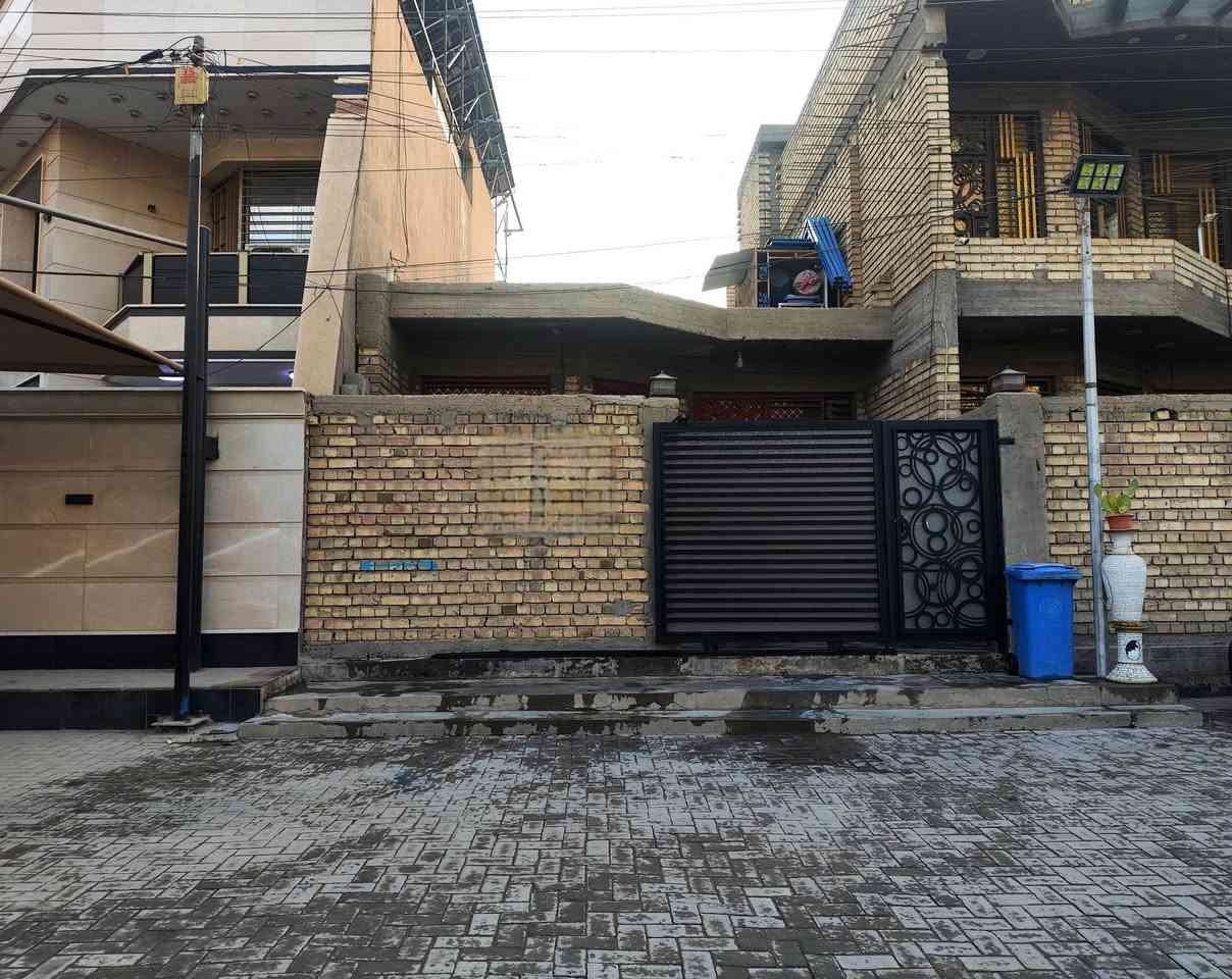 دار للبيع ملك صرف - موقع استثماري وتجاري مميز
الموقع📍: بغداد - شارع الشارقة الرئيسي
 (مقابل حي الأساتذة مباشرة).

⬝ المساحة: 125 متر مربع.
⬝ الواجهة: 6.5 متر.
⬝ البناء: كونكريت مسلح.
يحتوي على: صالة، استقبال، مطبخ، غرفة نوم، ومغاسل.

◀ يقع العقار مباشرة على الشارع الرئيسي بما يجعله فرصة ممتازة للاستخدام السكني أو التحويل لنشاط تجاري/مكتبي واستثماري بعائد ممتاز.

السعر: 3 ملايين و250 ألف دينار للمتر
للاستفسار والمعاينة الإتصال على:

*********** ➦
*********** ➦
