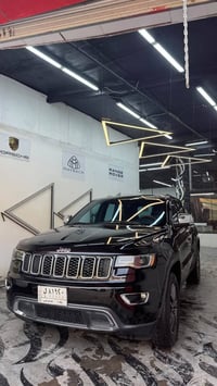 جيب كراند شيروكي لمتد 2019  رقم بغداد باسمي للبيع  كلين بدون حادث وبدو...
