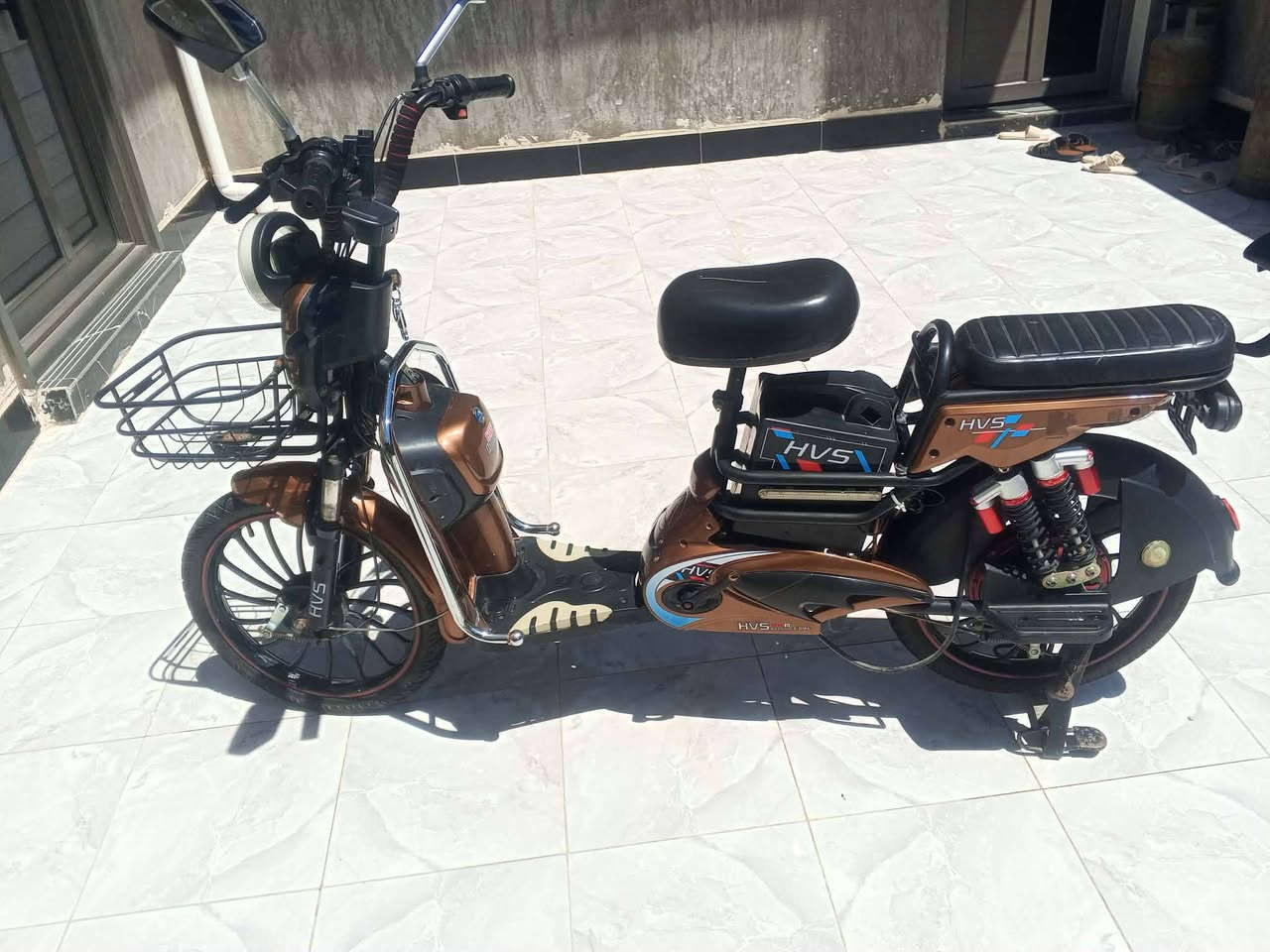 دراجه شحن 5 بطاريات 
_الدراجه كلش نضيفه 
 _صارلهة أقل لل6 أشهر من نزلت 
 _بطاريات بيهن ضمان تجي تفحص بأيدك  
 _كهربائيات كلهة شغاله 
مكاني ديالى الخالص هبهب 
***********
السعر خاص

