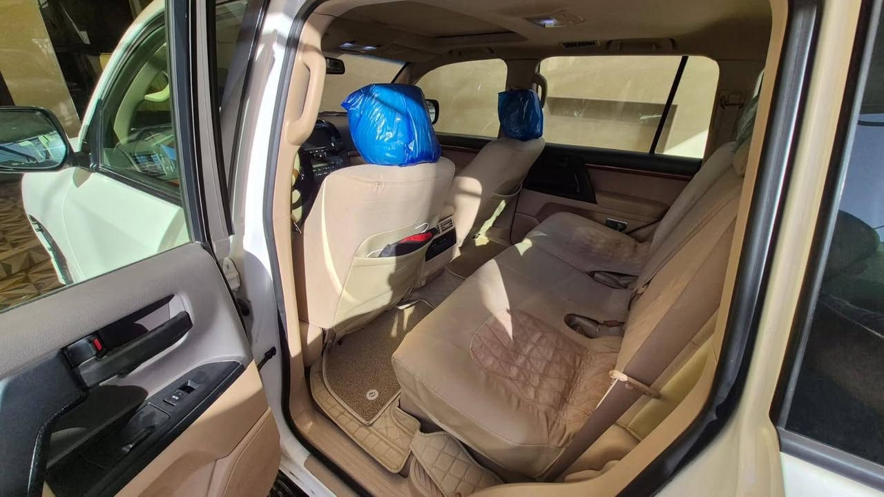 السلام عليكم .
لاندكروز موديل 2014 شركات اللون ابيض GXR
محرك 4000 v6 مكفولة من جميع النواحي .
فتحة سقف ، ثلاجة ، مري شفط ، كشنات امامي كهرباء ، كشنات جلد .
كير ومحرك مكفول .
بيها بارد ع كدر شبر في الجاملغ الامامي الايمن .
السعر 350 $ وبيها مجال بسيط 
مكاني بغداد  *********** .
الشراي يتصل ع الخط او واتساب .
