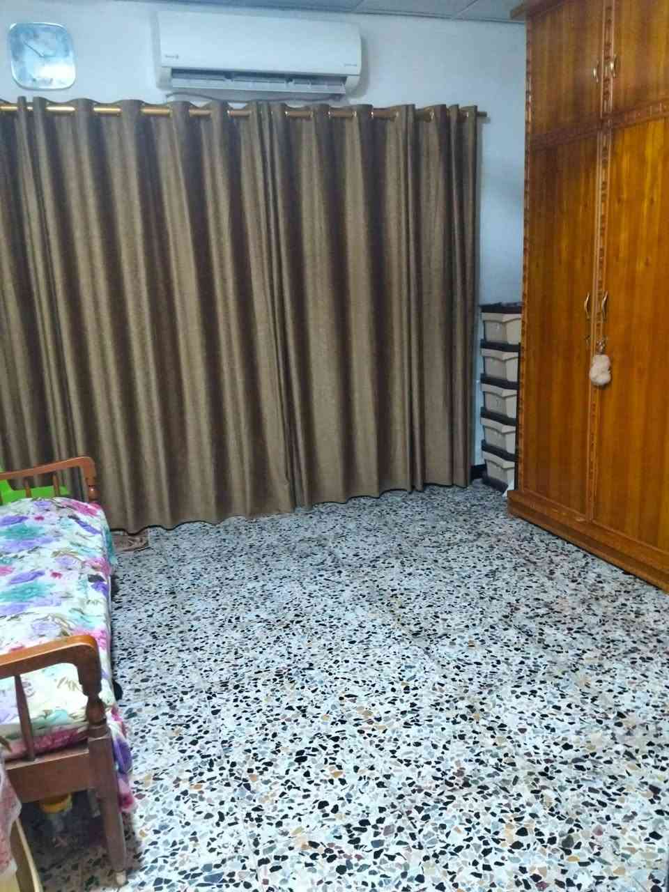 السلام عليكم
بيت طابق واحد 
للبيع
 مساحة /١٥٠م 
يتكون من غرف /٢
مساحة غرفة١ /  ٣/٥×٥

مساحة غرفة٢/   ٣/٣٠×٤
استقبال /٦/٤٠×٣٤٠
مطبخ بارد/٣٨٠×٣٢٠
مطبخ حار٣×١
صحيات داخلية  وخارجية
 كراج مساحة  جيدة
ويحتوي على مخزن  
عنوان :حي الرئاسة/فرع اسواق بيت ابو ماجد 
أتصال على  ***********
