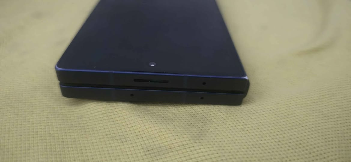 للبيع: Samsung Galaxy Z Fold6 – 256GB | اللون: أزرق | 5G

السعة: 256GB.

اللون: أزرق.

يدعم 5G.

نسخة أمريكية.

مفتوح على جميع الشبكات.

يدعم شريحة فعلية واحدة (Nano SIM) + شريحة إلكترونية (eSIM).

يدعم حتى 8 شرائح eSIM.

الإعدادات نص عربي ونص إنجليزي.

الجهاز واتر برووف، وتم فحصه داخل الماء ويعمل طبيعي (شرط: الفحص جوّا المي).

الشاشة الداخلية لا تعمل فقط.

الشاشة الخارجية تعمل بشكل ممتاز، وتدعم 120Hz في جميع التطبيقات والألعاب والاستخدام اليومي.

جميع وظائف الجهاز الأخرى شغالة بشكل طبيعي.

الشاشة الخارجية فيها خدوش.

توجد ضربات/دعسات في الشاصي كما هو موضح بالصور.

الجهاز بدون أي ملحقات، فقط الجهاز.

النظافة والحالة موضحة بالكامل في الصور والفيديو.
مكان بغداد البياع 
الف 675
*********** بغداد, العراق

