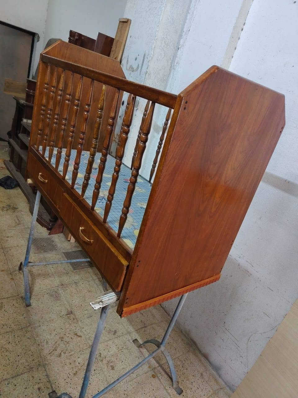 قنصور اربع ابواب نظيف خشب عراقي السعر 90 الف تخت طفل خشب صاج نظيف 45الف للتواصل ***********
