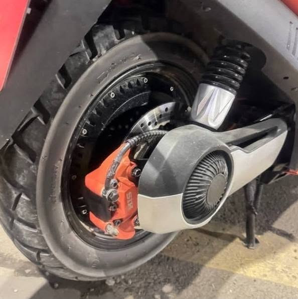 من رخصه الدمن السلام عليكم دراجه شحن HIS الفضائية طراز F1 ملف 3000w 72v32a تخم بطاريات جديده وشاحنه جديده اصليه ولي) دراجه كلش حلوه سرعته الحقيقيه توصل 90 رايده 900 وبيه مجال بسيط *********** واتساب
