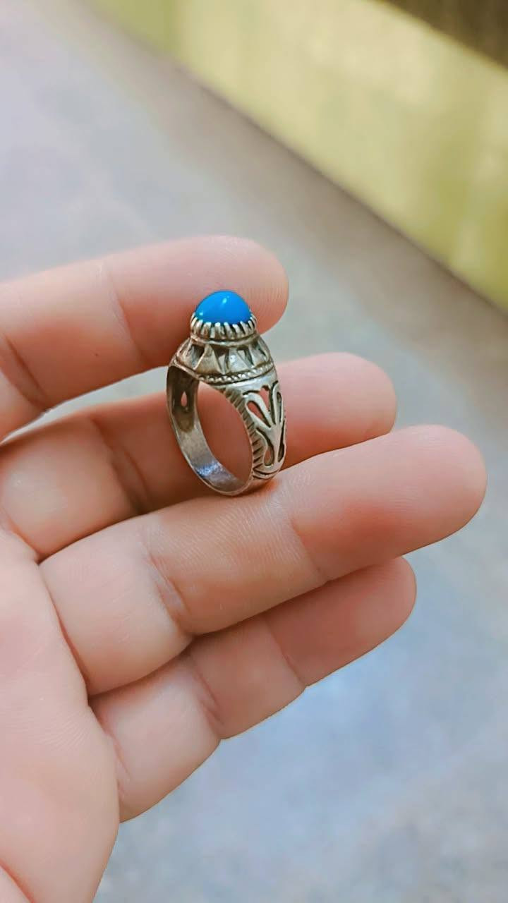 سلام عليكم البيع مكاني بغداد 
فضه اصلي حجر اصلي 
السعر ب ١٧٥ الف 
الشراي يطب خاص وبخدمته بيهن مجال

