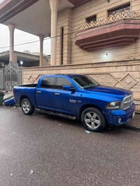 V8 • شاشة كبيرة • كشنات جلد أسود