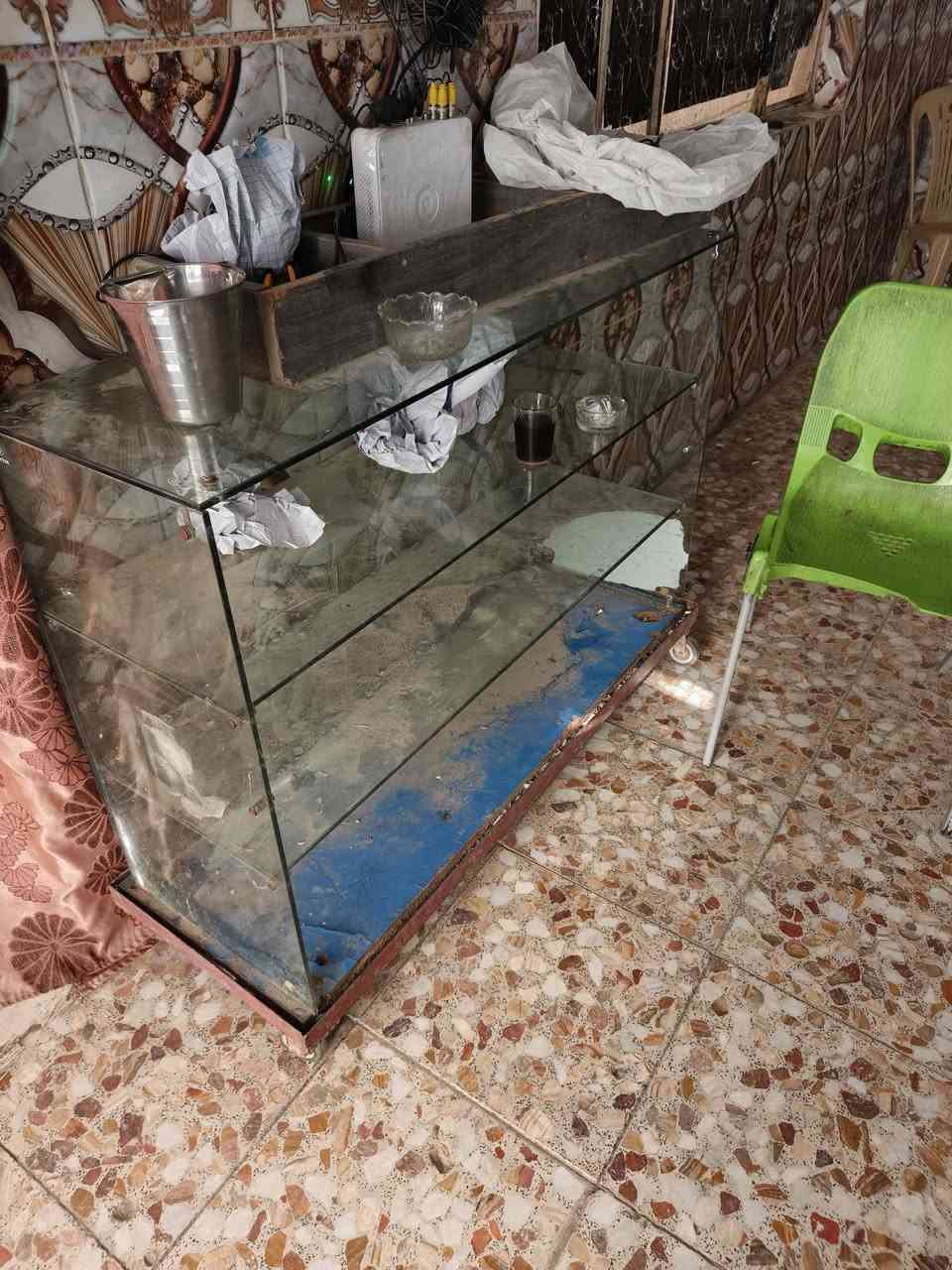 السلام عليكم رفوف اربع طوابق + فاترينه كزاز يرهمن اسواق او انشائيه حسب الاستخدام مكاني الحسينيه نهاية الجريخي هاتف ***********
