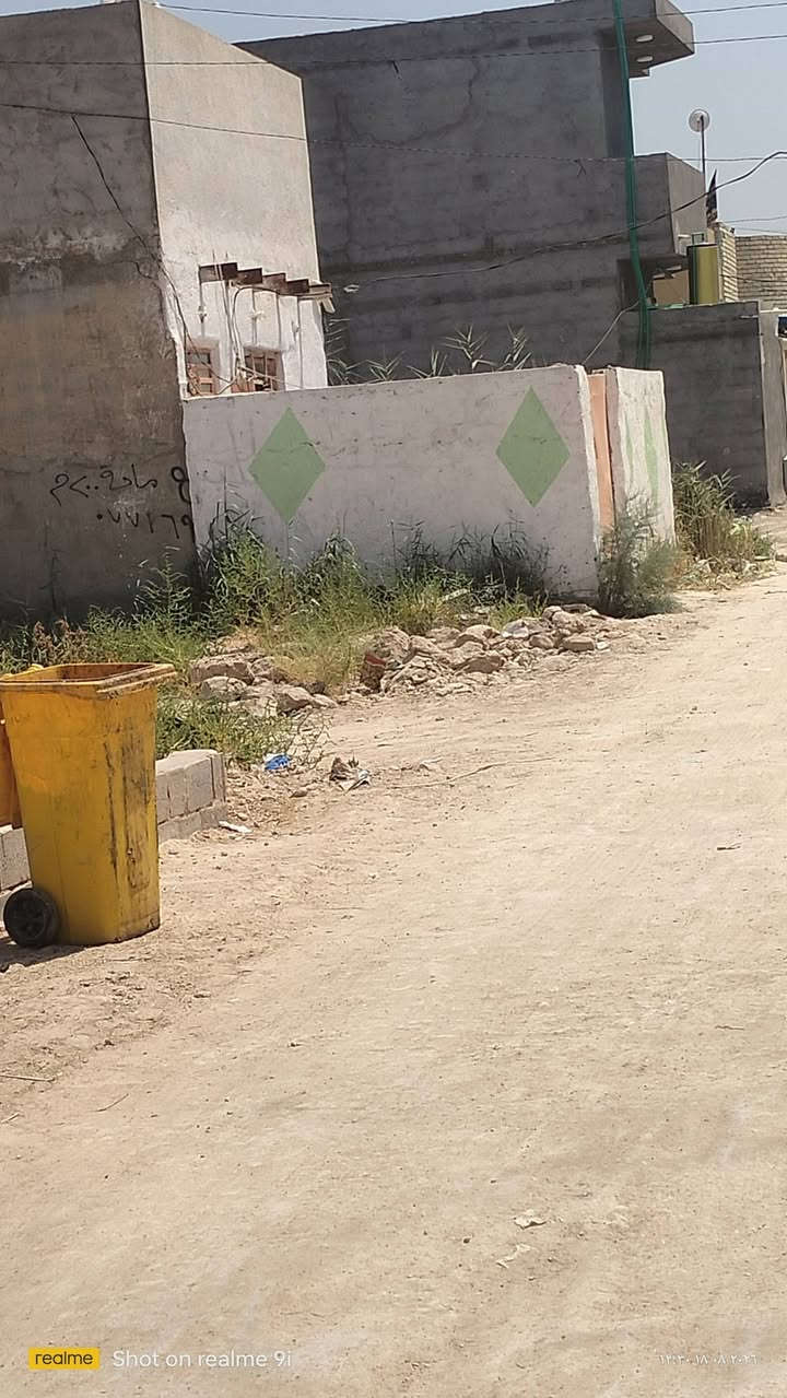 سلام عليكم دار للبيع سند 25 بسمي كربلاء طريق العطيشي قرب البانزين خانه بحي عصام وره السجه ثالث بيت بيت حلو مرتب بس من بره يرادله تلحيظات بسعر مناسب ***********
