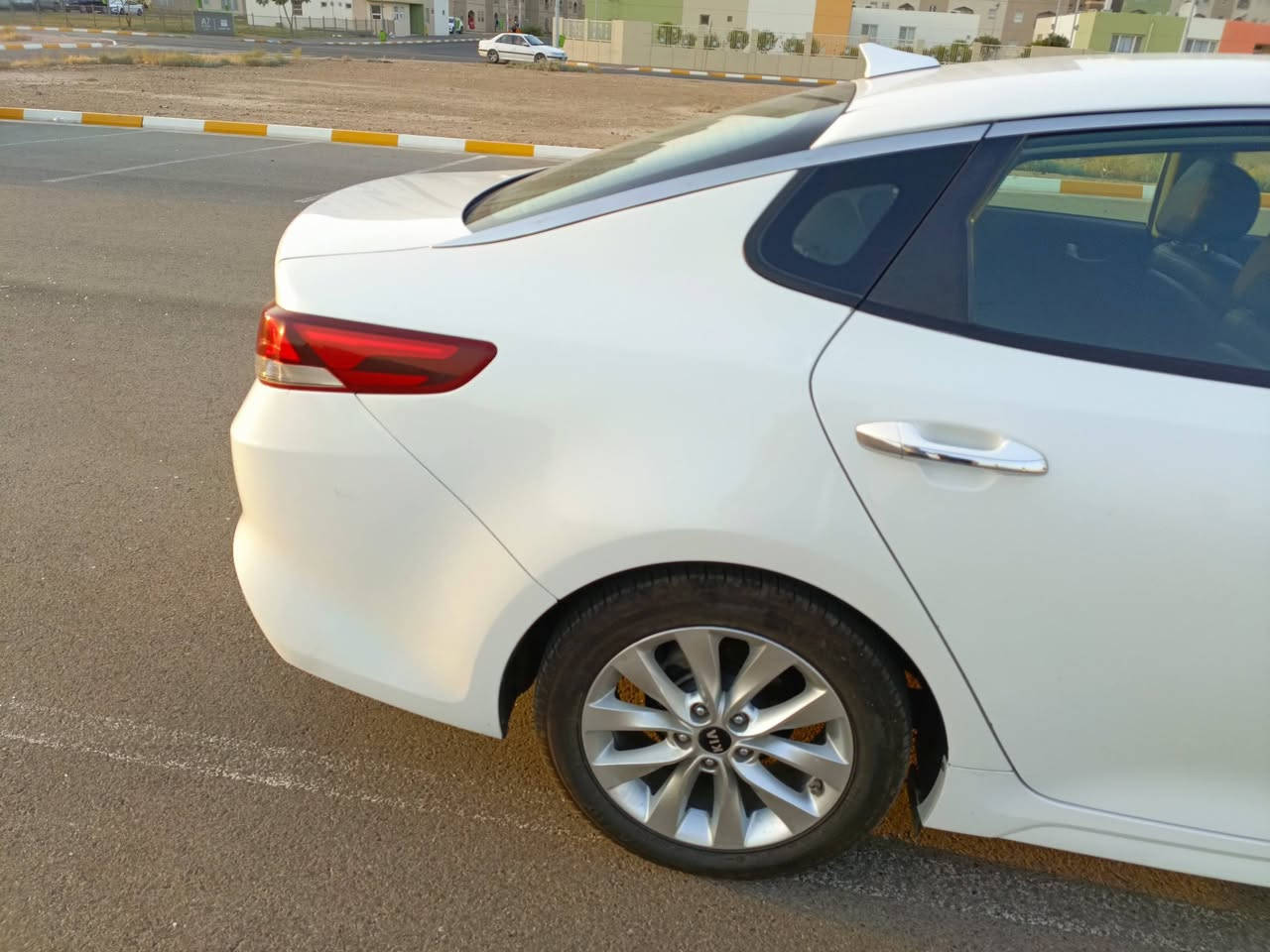 السلام عليكم 
للبيع كيا اوبتيما موديل ٢٠١٨ وارد امريكي ابيض صدفي رقم واسط الجديد  مشروع وطني بأسمي يعني تتحول بأي مكان والسنوية تنتهي شهر (٩) ٢٠٣٠  مواصفات عادية Fe 
صور الحادث مال امريكا بالمنشور 
وهذا رقم الشاصي 5XXGT4L37JG187692
بيها حادث بالعراق مبدل جاملغ خلفي ايمن وحوض وقبغ جنطة شغل درجة اولى 
بيها اماكن صبغ ابيع حزام 
وبيها خدش بالبنيد بسيط وخسفة شوية بالقمارة وخسفة بسيطة بالجاملغ الايمن عايفهن ممسويهن
ماشية 106  الف ميل ونص 
السعر 95 
مكاني بغداد المدائن
‏‪***********‬‏
اخوان هاي كل التفاصيل مال السيارة الشراي يتصل وعلى راسي والي متعجبة ان شاء الله يحصل الاحسن وهم على راسي
