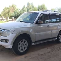 باجيرو موديل 9 • ابيض صدفي • مكينة 3000