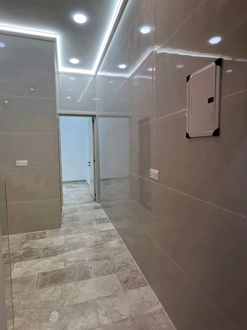 ​إياد عدنان | للعقارات 🏠✨
​دار للبيع – بناء حديث درجة أولى 📍 حي الجهاد / منطقة الضباط (مجاور شقق حي صدام)
​فرصة ممتازة للسكن أو الاستثمار بمواصفات مميزة واستغلال مثالي للمساحة:
​المساحة: 60 متر مربع
​الواجهة: 4.5 متر (ضلع منفصل غير مشترك)
​الغرف: 4 غرف نوم
​الصحيات: 3 حمامات
​المرافق: استقبال واسع + مطبخ متكامل
​📞 للاستفسار والتواصل (اتصال أو واتساب):
***********
​🔔 لا تنسوا متابعة الصفحة ليصلكم كل جديد من العروض العقارية المميزة!