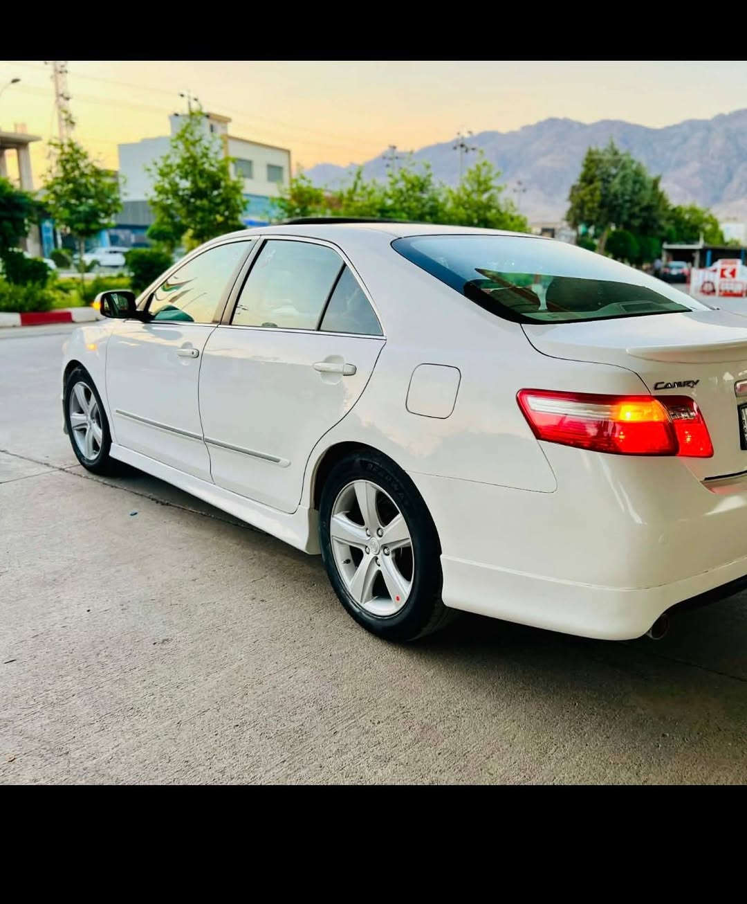 کامیری 2009 بێ بۆیاخ  فول فول مواسەفاتە خلیجیە  سەنەویو هەمو شتێکی تازەیە سەیارەکە ڕوبەڕو لە ڕسمەکە جوانترە بێ جاڵو بێ شوختە بێ سادە  گەنجانەیە   سێ سویچی. بیلادی لەگەل ماوە ***********
