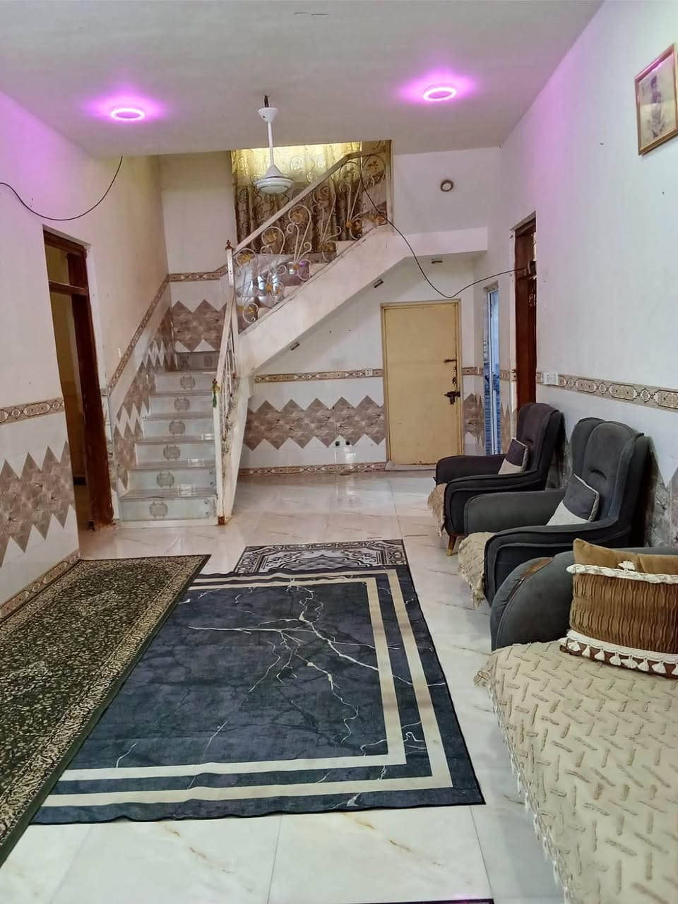 السلام عليكم بيت زراعي للبيع : دونم وربع سند 25زراعي مساحه البيت 350 متر  تفاصيل البيت 3 غرف نوم وصاله كبير ومطبخ  كبير واستقبال 4×10 صحيات خارجيه وحمام داخلي  وطارمه   عنوان الدار خلف سيد محيل على شارع عام منطقه متوفر جميع خدمات بيه كهرباء ماي  الشراي يتصل عل رقم ***********
