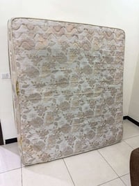 دوشك نفرين نضيف  مثل ما واضح بلصور مستعجل علبيع سعر مناسب ياهل يجي اول...