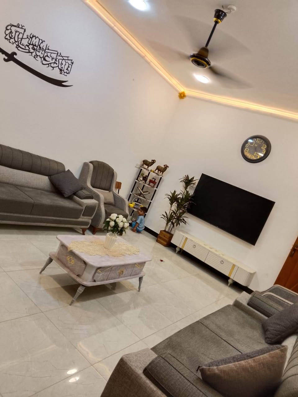 🏡 بيت طابقين للبيع - بناء حديث ! 🏡
📍 الموقع: [ديالى  / بعقوبه شفته / أقرب نقطة دالة. خلف قاعة بيانوا نهاية فرع اسماك زوزو]
✨ تفاصيل ومواصفات البيت (طابقين):
واجهه  8 ونص  والنزال 12 ونص المساحة: 103 متر مربع.
حالة البناء: بناء حديث ممتاز 
نظام الطاقة: مجهز بنظام طاقة شمسية متكامل لتوفير الكهرباء.
🔹 الطابق الأول:
استقبال واسعة ومناسبة للضيوف.
مطبخ بنظام حديث (مطبخ حار + مطبخ بارد).
غرفة نوم سويت (مع حمام داخلي).
حمام خارجي.+ طرمه
🔹 الطابق الثاني:
غرفتين نوم كبار (من ضمنها غرفة سويت بحمام وصحيات داخلية).
✨ مميزات إضافية:
بيت متكامل ومجهز بالطاقة الشمسية وجاهز للسكن الفوري.
تصميم عصري واستغلال ممتاز للمساحات.
[نوع الملكيه / طابوا زراعي سند 25.
💰 السعر: [100 مليون  بي مجال  ]
📞 للتواصل والاستفسار: ***********
