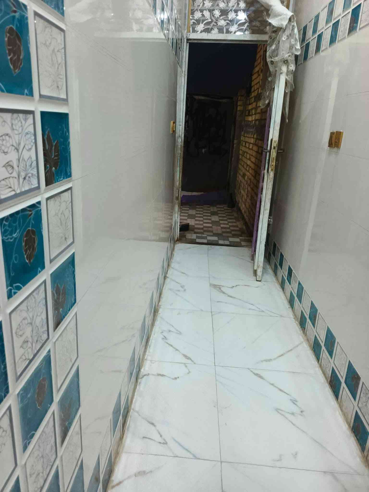ياالله 
سلام عليكم
البيت البيع طابو صرف
مساحه ((100)) متر طولاني 
البيت بناء حديث ومسلح 
يحتوي على استقبال وصاله ومطبخ وغرفه نوم
صحيات داخليه صحيات خارجيه
دبيسات خلف جامع استفسار اتصل
((***********)) ((***********)) اخوكم أبو عراق...
