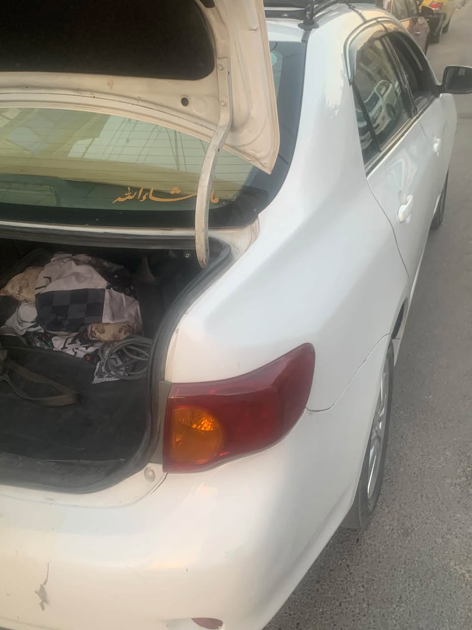 السلام عليكم كورلا ٢٠١١ وارد أمريكي للبيع بيه صفحة السايق البنيدصبغ بدون دواخل السيارة جاهزه كير محرك حدادية السعر 95ورقة وبيه مجال مكان السيارة بغداد المنصور رقم ***********

