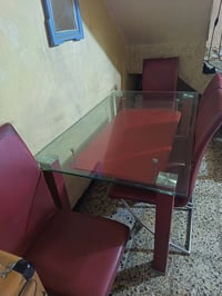 ميز طعام زجاج مع 6 كراسي الميز نظيف خالي من الكسر فقط يحتاج ضب البرغي ...