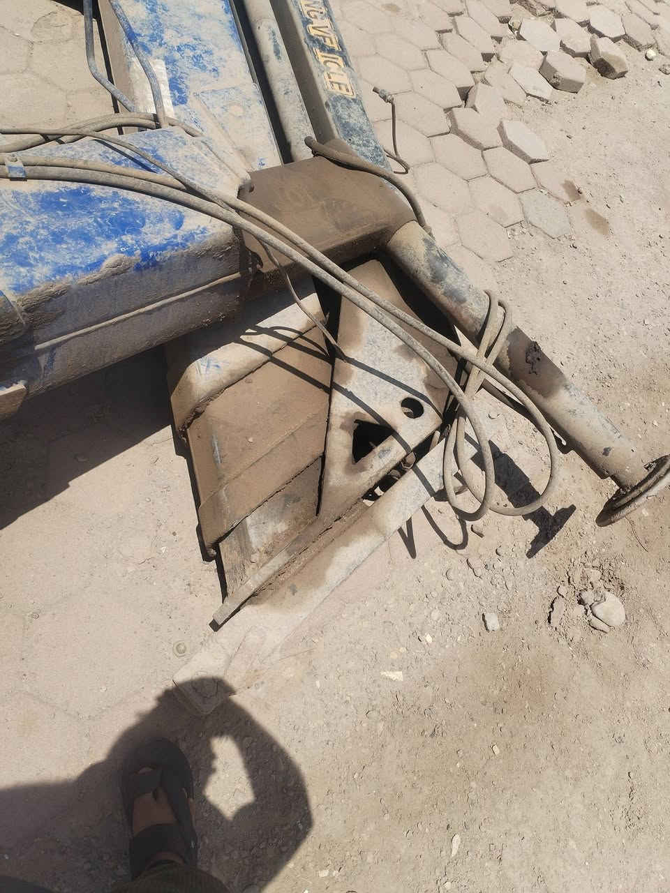 سلام عليكم كرين كسر ٣ سلايتات كرين جهاز نضيف بس متروك 8 طن مكانه بلعماره للاستفسار ***********
