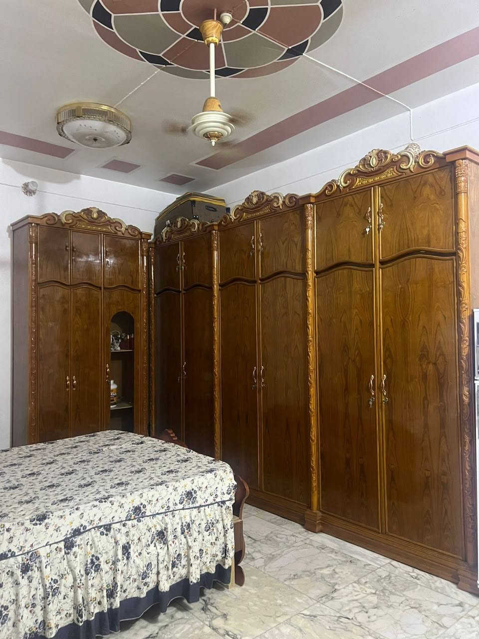 غرفه اخشاب تسكام نضيفه كلش حلو 
كنتور 6بيبان او زاويه او جربايه او ميز مرايه 
***********
