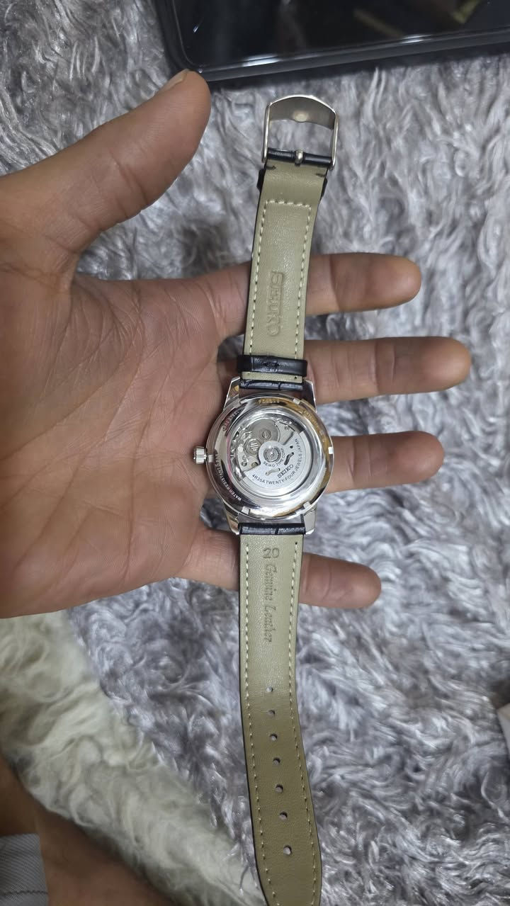 ✨ ساعة Seiko Presage أوتوماتيكية فاخرة - دقة وصناعة يابانية عريقة ✨
​للبيع ساعة SEIKO الأصلية بتصميم كلاسيكي ساحر يجمع بين الفخامة والتميز، مناسبة لعشاق الساعات الفاخرة وللمناسبات الخاصة.
​📌 أبرز المواصفات والتفاصيل:
​الماركة: Seiko (سيكو).
​السلسلة: Presage (بريساج الأصلية).
​المينا (القرص): باللون الأخضر الملكي الفريد مع نقشة تعكس الضوء بشكل ساحر، ومؤشرات وأرقام ذهبية بارزة مع نافذة لتاريخ اليوم عند موضع الساعة 3.
​الماكينة: حركة أوتوماتيكية آلية (Automatic - 4R35) أصلية، مع غطاء خلفي شفاف يظهر تفاصيل التروس والماكينة الفضية بدقة عالية.
​السوار: جلد طبيعي فاخر باللون الأسود، مريح جداً وعالي الجودة.
​الملحقات: تأتي كاملة مع العلبة الأصلية الفاخرة للعلامة التجارية.
​الحالة: بحالة ممتازة جداً، نظيفة وخالية من العيوب وبأعلى جودة للتفاصيل.
ملاحظه: جديد غير مستخدم
📍 الموقع/التوصيل: [النجف الاشرف]
📞 للطلب أو الاستفسار: يرجى التواصل عبر الرسائل الخاصة أو الرقم: [***********]
