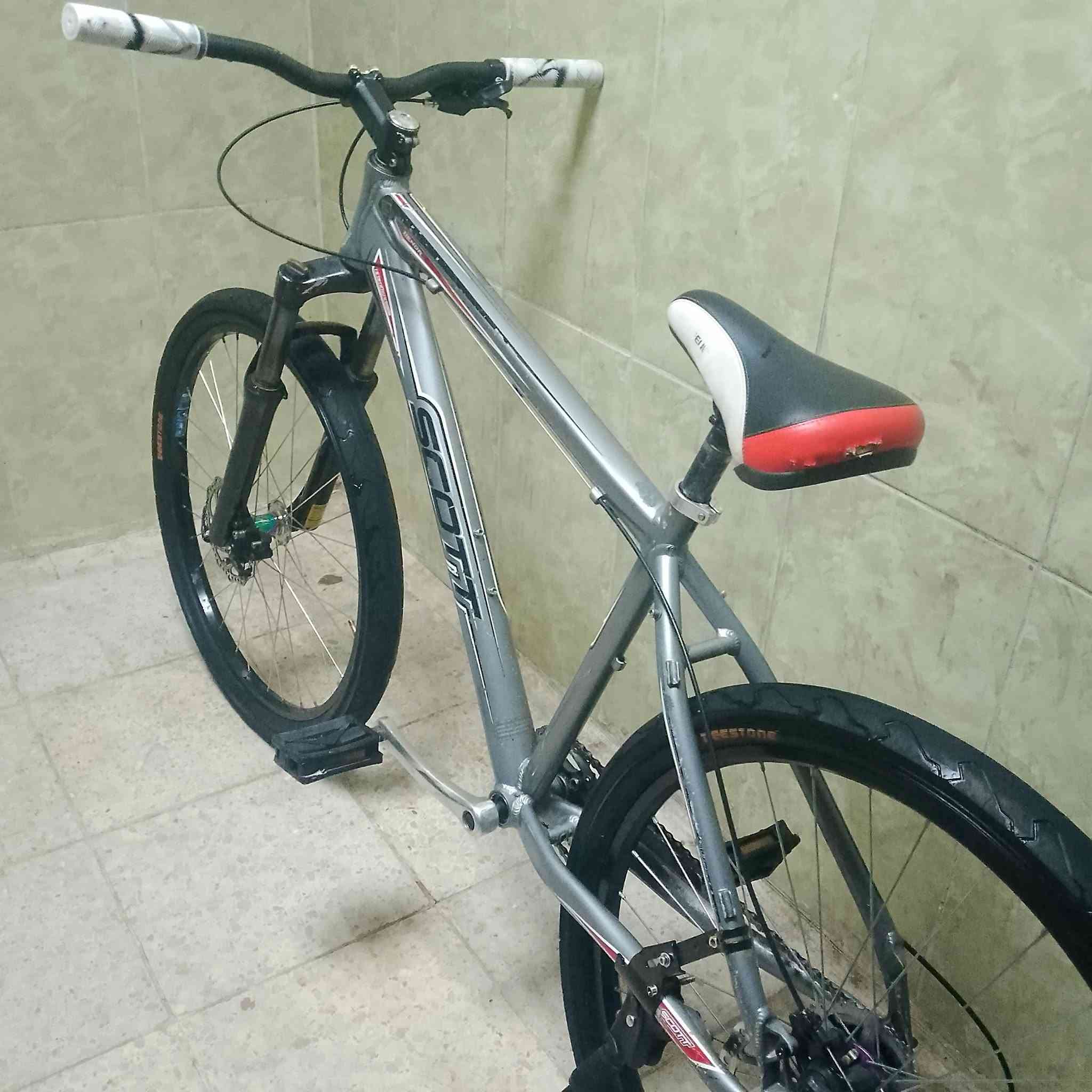 السلام عليكم بايسكل للبيع سكوت المنيوم حجم 26 بايسكل مزود سعر 150 وبي مجال للطيبين العنوان بغداد مدينه الصدر رقم الهاتف ***********

