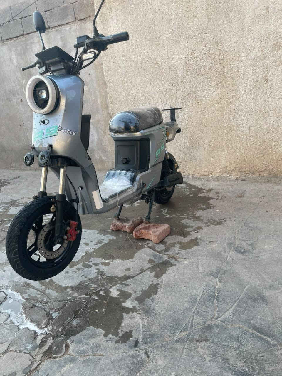 سلام عليكم دراجة R9 جديدة موديل 25 بطاريات جدد دراجة نضيفه سعر 275 وبيها مجال الرقم *********** المكان البصره زبير
