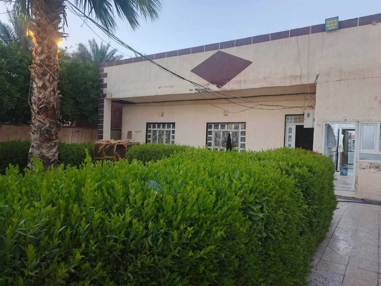 السلام عليكم
نصف دونم لبيع يحتوي على بيتين البيت الاول مساحته 250 متر يحتوي على ثلاث محلات تجاريه وحدائق وكراج للسيارات وطارمه واسعه يحتوي البيت عله الطابق الاول ثنين غرف وصاله ومضيف ومطبخ والطابق الثاني مشتمل كامل .....
...البيت الثاني مساحته 75 متر يحتوي البيت عله غرفه نوم واحده وصاله ومطبخ وحمامات وطارمه صغيره 
وره البيت كاع صالحه للزراعه 
موقع البيت طريق بغداد قرب مجمع الرحمان السياحي ...سعره 350 وبي مجال رقم الهاتف للاستفسار ***********
