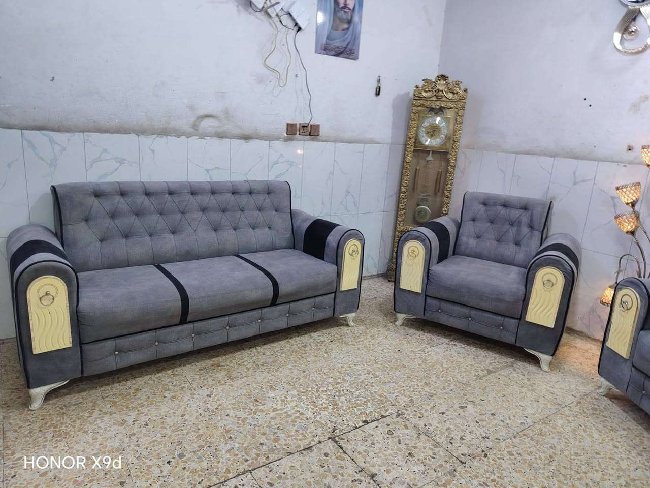 سلام عليكم عندي تخم عشر مقاعد تكمه تزكام مابي اي ضررر مكان منصور الوشاش يوجد توصيل داخل بغداد بكروه هذا رقمي *********** سعر 250 
@إشارة

نص مكتوب في الصور:
- HONOR X9d