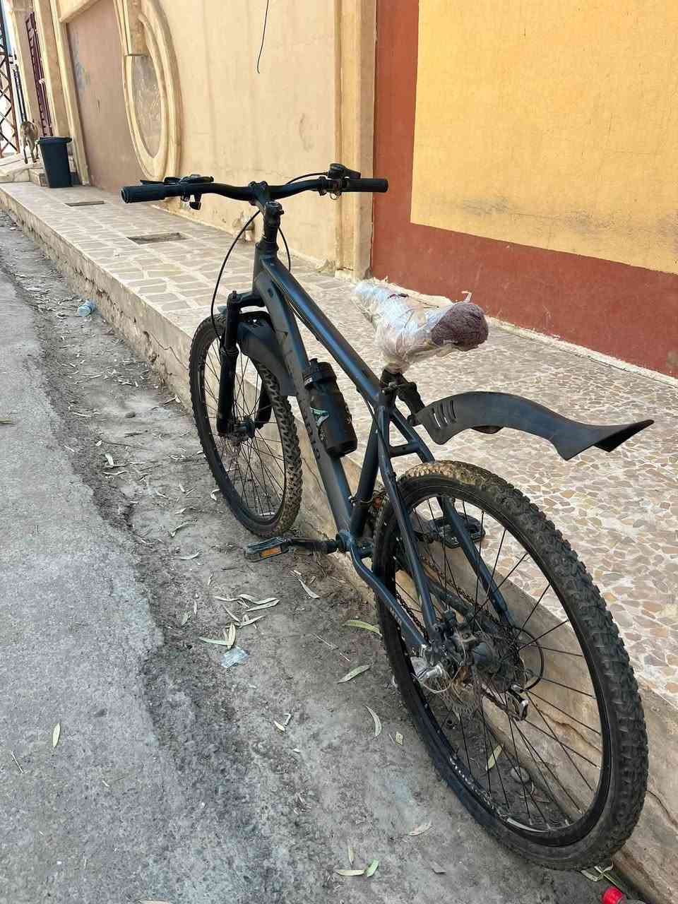 سلام عليكم بيسكل للبيع كلو جديد او ونضافه كدام العين بس يردلو صجم الستيرن ولبقي جديد حجم 26توصل على الرقم ***********
