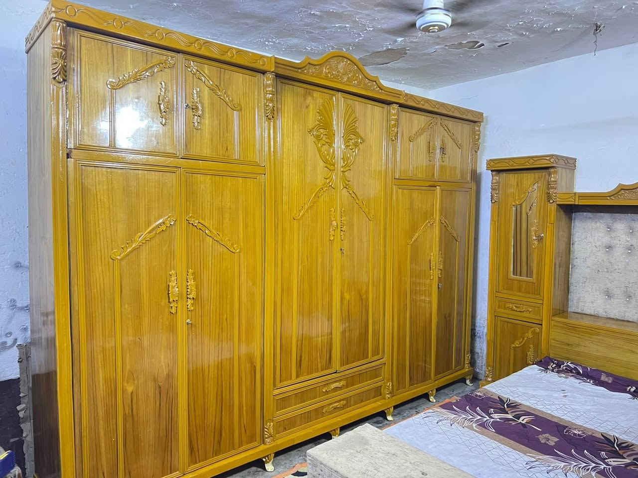 غرفه اخشاب صاج مستعمله للبيع نضيفه جدا مال عرس إستعمال قليل 6ابواب ملحق موديل حديث الزاويه كنتوريه ملحق موديل زان السعر 700 الاتصال *********** متواجد واتساب اكو توصيل بكروه
