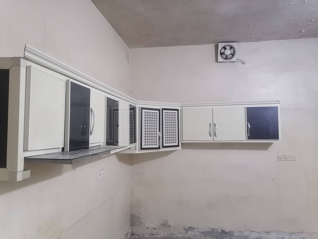 سلام عليكم
كونتر للبيع نضيف حطاطه 5 امتر طابقين وسنك متر ونص نفس اللون سعر 450 بي مجال رقم هاتف *********** واتساب موجود
