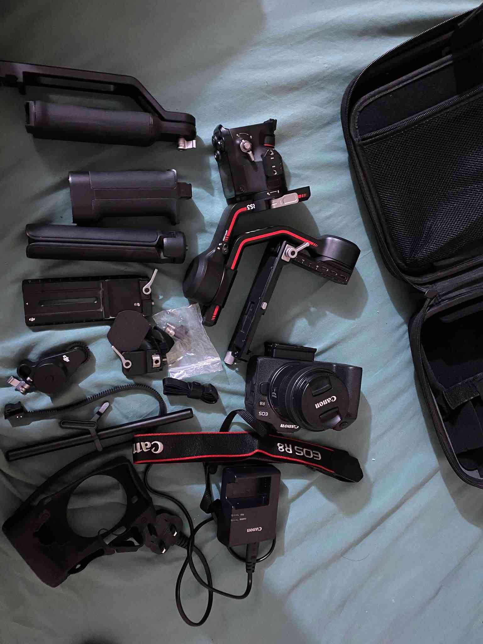 كانون R8الحترافي فول فريم
نضافه 100ستخدام 4مرات بس 
رولين دجاي S3بروه فول ستخدام شخصي نضافه 99
تواصل ***********

