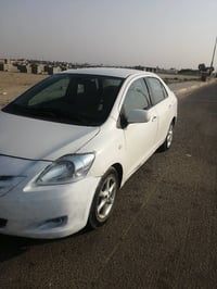 تيوته يارس ياباني موديل 2008لون أبيض ضررها بابين اشخوط جهت السايق بغدا...