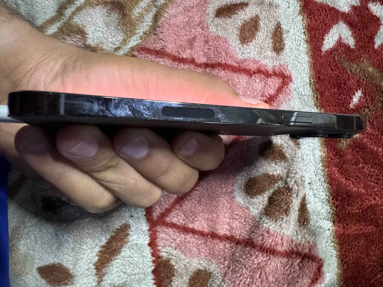 ---
📱 iPhone 13 Pro Max للبيع (سعر لُقطة)

متوفر الآن جهاز iPhone 13 Pro Max بمواصفات قوية وسعر مناسب جداً:

✅ الموديل: iPhone 13 Pro Max
✅ اللون: نفطي ✨
✅ الحالة: الجهاز "مفول" وشغال طبيعي.

⚠️ ملاحظات الشفافية:
البطارية: مبدلة.
الكاميرا: تظهر رسالة (شعار) بعد التحديث الأخير.
الشاشة: توجد نقطة سوداء صغيرة.

💰 السعر: 525,000 دينار فقط!
🚚 توصيل لجميع المحافظات: 10 آلاف.
📍 الموقع: بغداد - مدينة الصدر.
📞 للحجز والاستفسار: ***********
---

نص مكتوب في الصور:
- ٠٩:٤٠
- حول
- الاسم
- iPhone
- إصدار iOS
- 27.0
- اسم الطراز
- iPhone 13 Pro Max
- رقم الطراز
- MLHC3ZA/A
- الرقم التسلسلي
- K07M1VXCMY
- سجل تاريخ القطع والخدمة
- الأغاني
- الفيديوهات
- الصور
- السعة
- ٢٥٦ غ.ب.
- متوفرة
- ٢٣٧,٧٦ غ.ب.
- عنوان Wi-Fi
- 48:35:2B:23:04:E6
- Bluetooth
- 48:35:2B:14:74:90