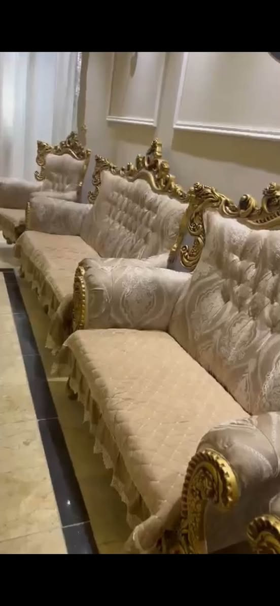سلام عليكم تخم للبيع
قماش نظيف جداً وحالة ممتازة.
 ٢٠ مقعد مناسب للمجالس والصالات الكبيرة.
الاستخدام فترا قصيرة وما يحتاج أي تصليح.
📍الموقع: (بغداد-الدورة)
💰السعر: مليون وميه (1,100,000)
📩 للاستفسار  راسلني على الخاص او رقم
(***********)

