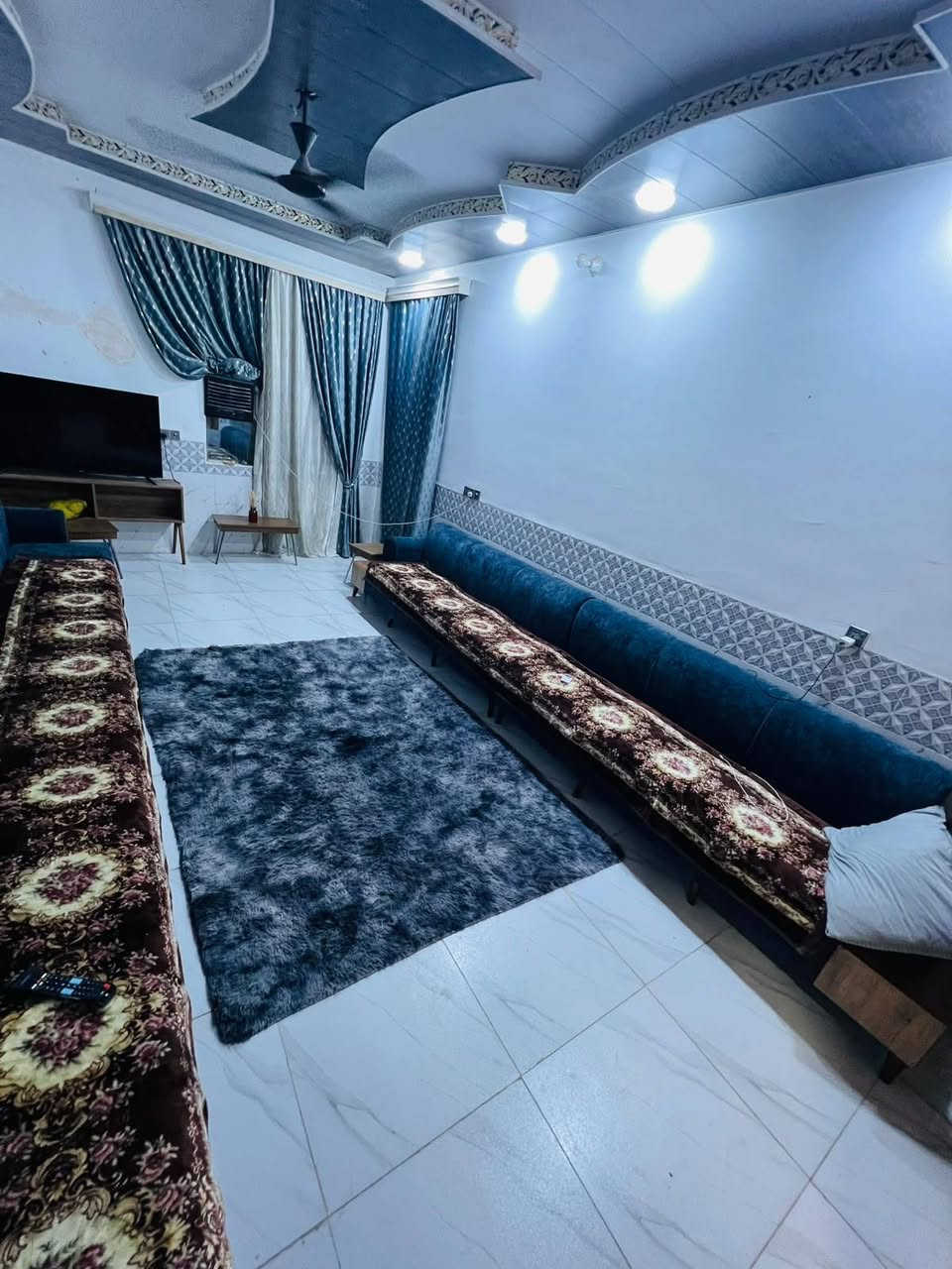 🏡 للبيع دار  طابو زراعي – موقع مميز جدًا النجف الأشرف 

📍 الموقع: مقابل ملحق قرية الغدير، عمود 314، وتنزل وي سياج المطحنة.
📐 المساحة: 150 متر.

🏠 تفاصيل البيت:
• سقف صب كونكريت وأساس صب.
• صالة واستقبال.
• مطبخ.
• غرفتان.
• صحيات داخلية وخارجية.
• قريب جدًا من شارع الصب.

📑 التفاصيل القانونية:
• البيت مشمول بالتطويب.
• يوجد إقرار من صاحب الأرض باسمي.
• يوجد إقرار محكمة.
• توجد ميزانية كهرباء.
• محولة كهرباء قريبة جدًا من الدار، والكهرباء قوية.

✨ المنطقة راقية وهادئة، والجيران غير موجودين مقابل البيت، مما يوفر خصوصية وموقعًا مميزًا.

🏢 مكتب الكعبي للعقار
📞 للاستفسار الاتصال على  ***********
السعر 72 مع المجال
