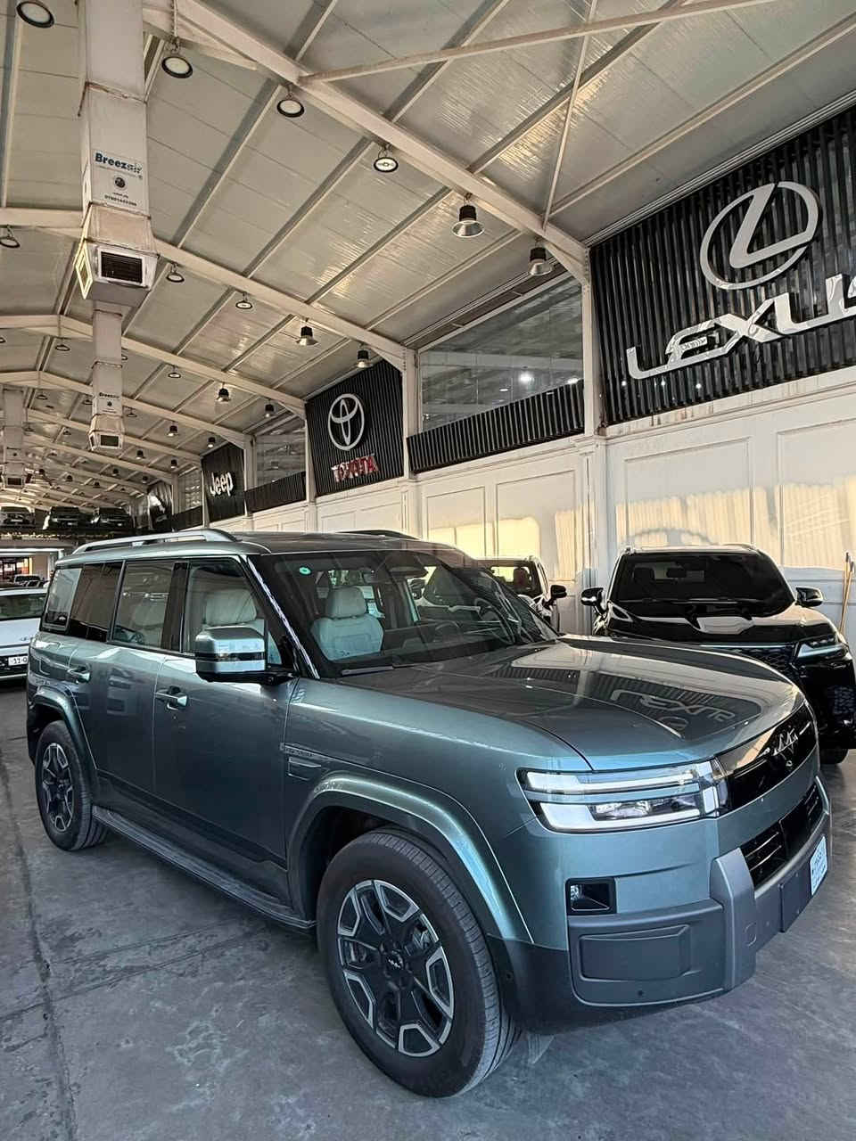 Byd ليوبارد 7
2025 زيرو 
مواصفات 
بانوراما
داخل جلد ابيض
كشنات تدفئة وتبريد 4 مقاعد 
البطارية: plug-in hybrid
كامرات عدد 13 كامرة 
مساج كشنات 
5راكب 
والسعر 56,000,000 دينار عراقي فقط🔥 
مكان السيارة بغداد الكاظمية جكوك 
***********
ومتوفر اللون السمائي ايضاً🔥🔥
