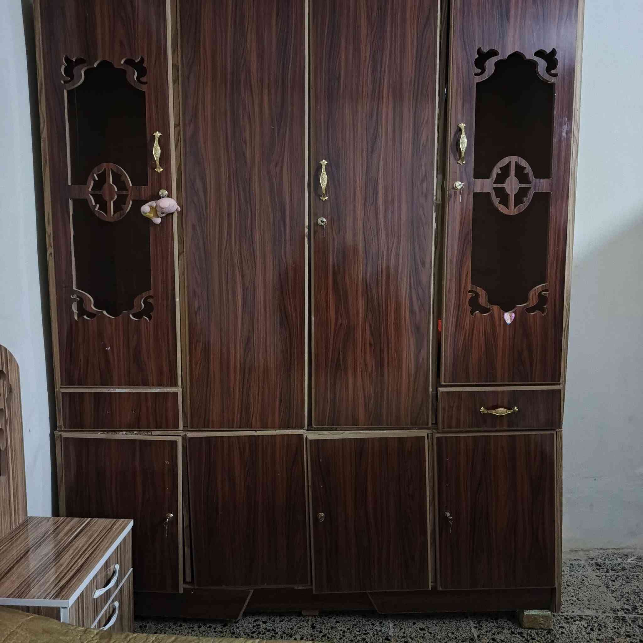 السلام عليكم يوجد غرفه نوم مع كنترو مع كاونتر للبيع للستفسار تصال على الرقم ***********
