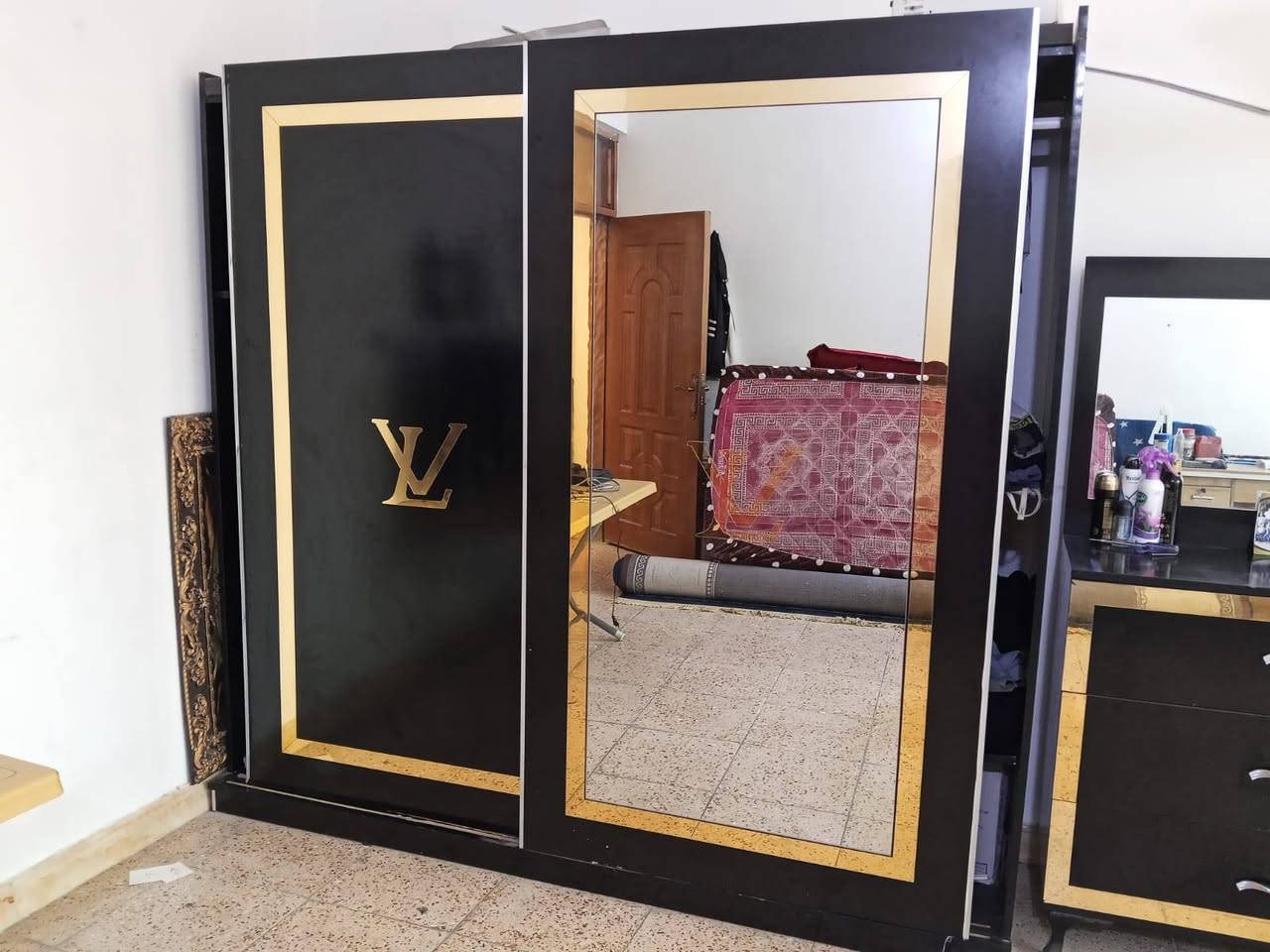 السلام عليكم
غرفة نوم شبابي سريرين للبيع يرادلها ترتيب السعر ١٥٠ مكانها بغداد حي اور ***********
