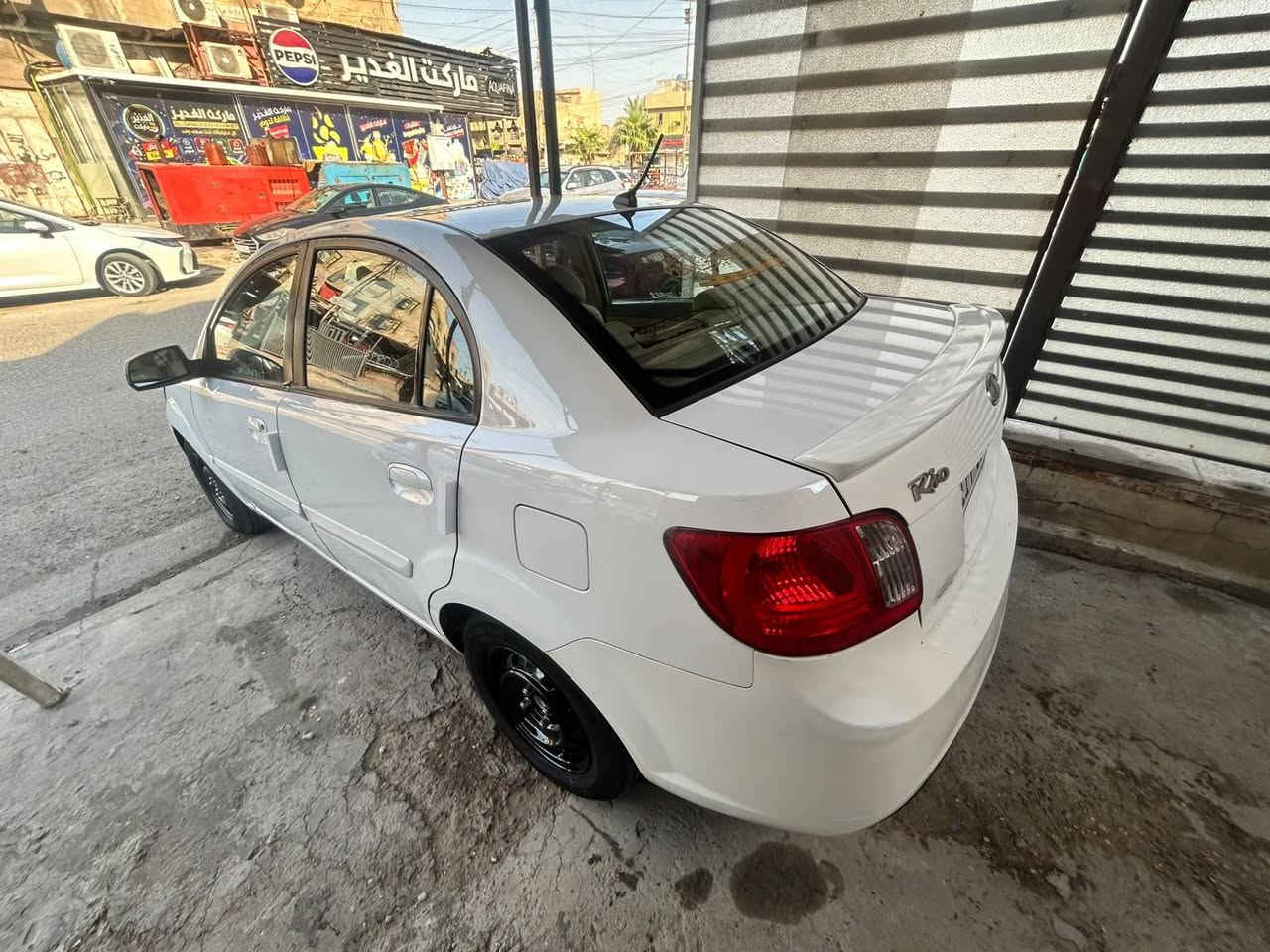 السلام عليكم Kia RIO 
2012 خليجي الشركة العامة 
محرك ١٦٠٠ دوش 
سيارة خير من الله جاهزة تخم تاير جديد صدر امامي كلة جديد نفض منضومة تبريد كاملة جديدة شرط الي كايل جديد تجي تشوفة اذا مو جديد متاخذ السيارة خير من الله جاهزة للاخير 
منضومة زنون وزرع عدسة شرط لايت نهار دواخلها بلاد كشنات بلادية مدوشم تنتة وسفاري ودشبول 
رقمي : *********** متواجد واتساب واتصال فقط 
مكاني: حي اور مقابل جامع عمار بن ياسر 
1_ملاحضة:  مكفولة من الصبغ والتبديل 
2_ ملاحضة: سيارة باسمي شخصيا سنوية وهزة ورقم انكليزي جديد بغداد
شرط كبات وكتلوكات الشركة بيها 
السعر : 79 وبيها مجال
