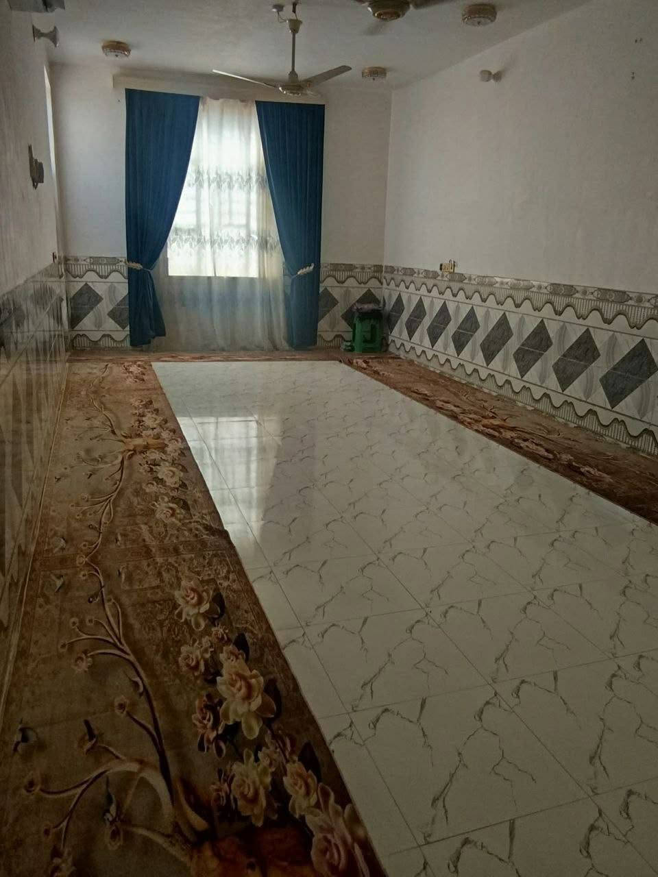 مكلف بلمنشور 
#يألله  السلام عليكم(( بيت للبيع ))
لتواصل ***********
بيت مساحته  330 متر، موقعه  بحاوي العباس (قرب رشيد السراي) ويبعد عن التبليط ٧٠متر /تقريباً.
خدمات المنطقة:
الماي، الكهرباء، الأمبير، والإنترنت الضوئي كلهن قريبات.
تفاصيل  البيت:
3 غرف نوم: كل غرفة مساحتها (5×4).
صالة كبيرة: مساحتها (13×4).
ديوانية : مساحتها (10×4).
مطبخ : مساحته (6×4).
صحيات: دبل صحيات
