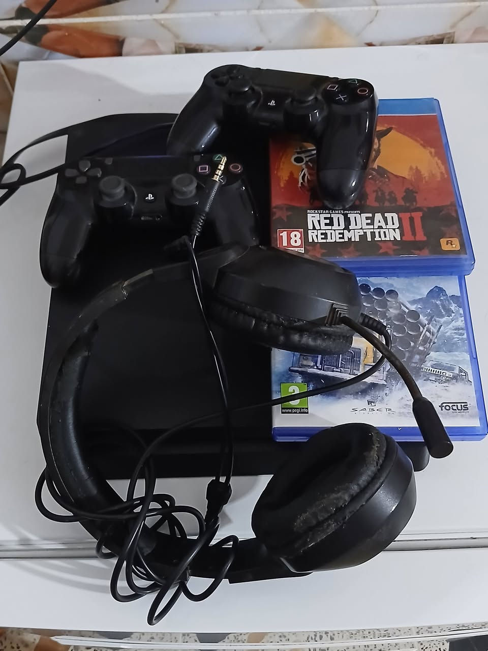 سلام عليكم متوفر ps4 للبيع مفتوح فقط لتنظيف اي خلل مابي ويا اقراص ثنين 
ردديدمشن2
و سنو رنر
وفيفا 19 وكال اوف ديوتي 
مع جوستكات ثنين 
وسماعه هوكو 
جهاز نظيف اي خلل مابي كامل ملحقاته مع الكارتون 
للاستفسار ***********
السعر 230
