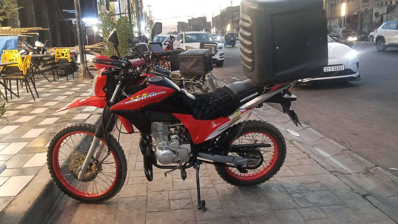 السلام عليكم شباب دراجه قفاز TTX موديل 2023 رقم وسنويه مكينه 150 مكينه ما مفتوحه لا تنقيص لا تبخير خير من الله برغي نقص ما بيها الدراجه جاهزه كبل لشارع عنواني الشعب 1600 وبيها مجال حك الجيه ***********
