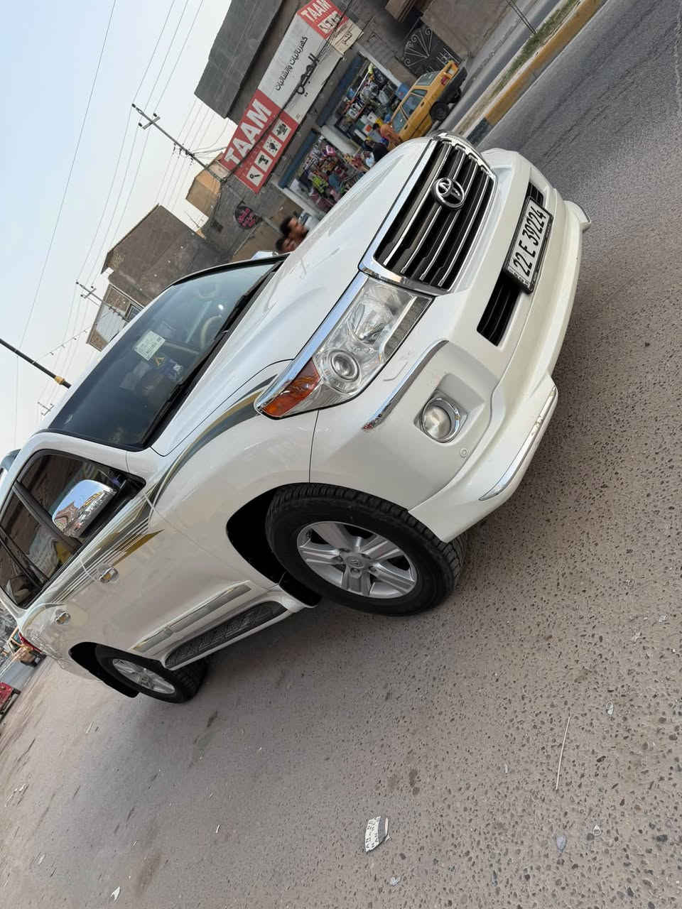 سلام عليكم سياره نوع لانكروز موديل ٢٠١٤ بريم فول مواصفات وحد على واحد كفايه عامه من كلشي سياره جديده تخم تاير حداديه جديده تبريد ثلج  كير مكينه كفاله حساس امامي خلفي مري شفة جنطه شفط كأمره جيت لين شاشه جيتالين ابلادي السياره جديده مال بيت تحويل ثانيهم العنوان كربلاء السعر 387وبيها مجال حك الجيه رقم الهاتف***********ماشيه ٧٠
